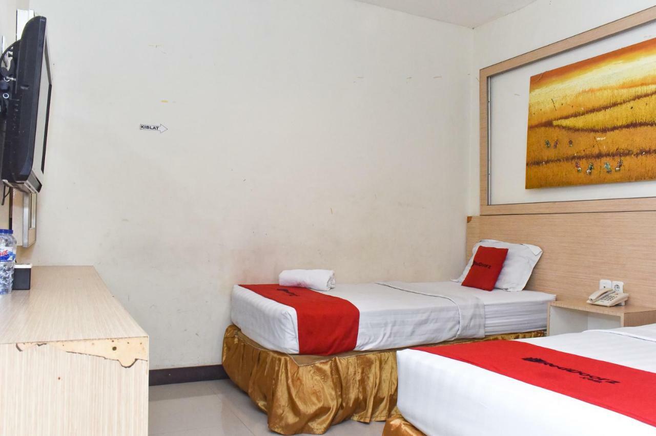 Reddoorz Plus Near Sultan Hasanuddin Airport Otel Makassar Dış mekan fotoğraf