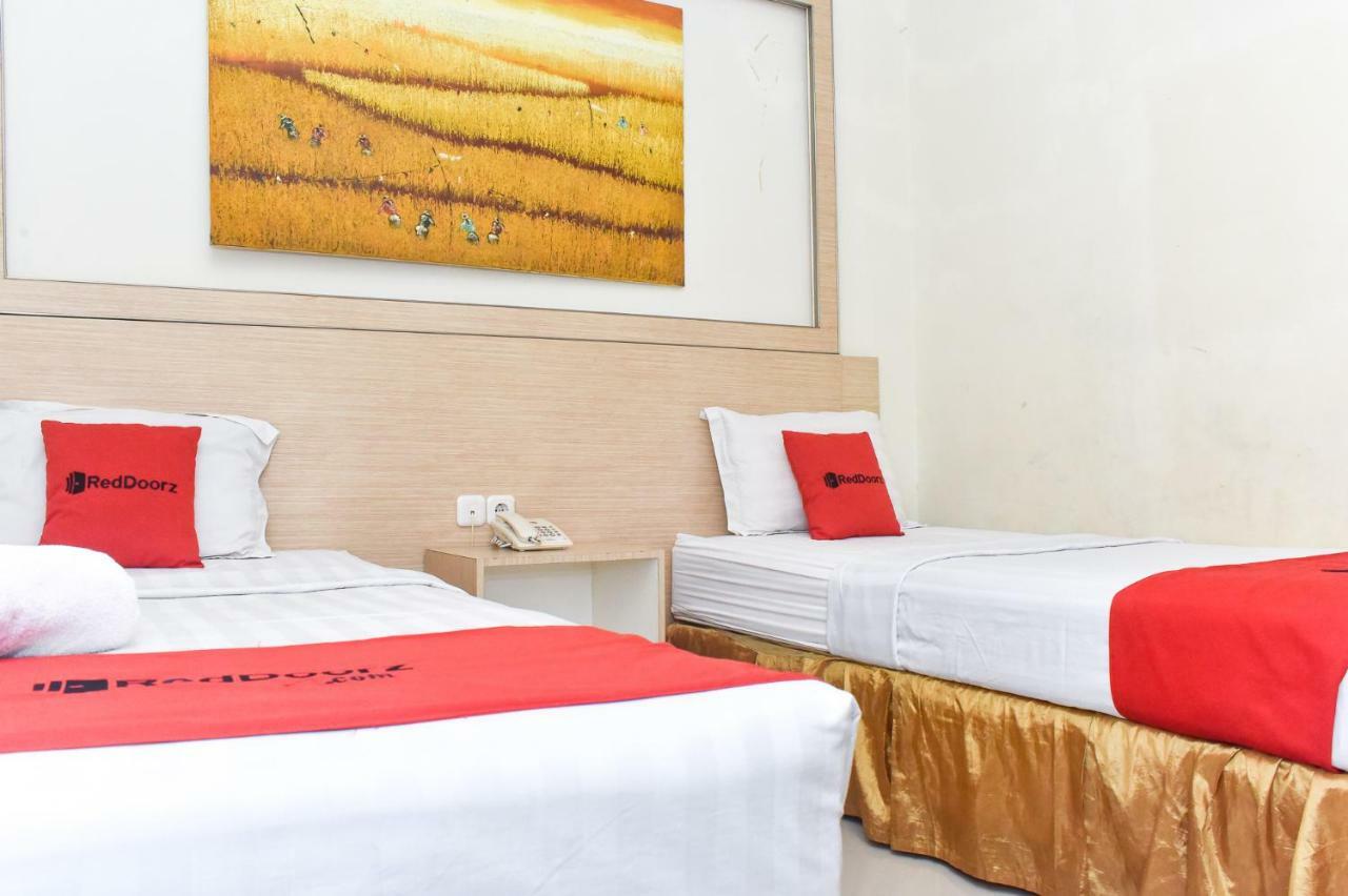 Reddoorz Plus Near Sultan Hasanuddin Airport Otel Makassar Dış mekan fotoğraf