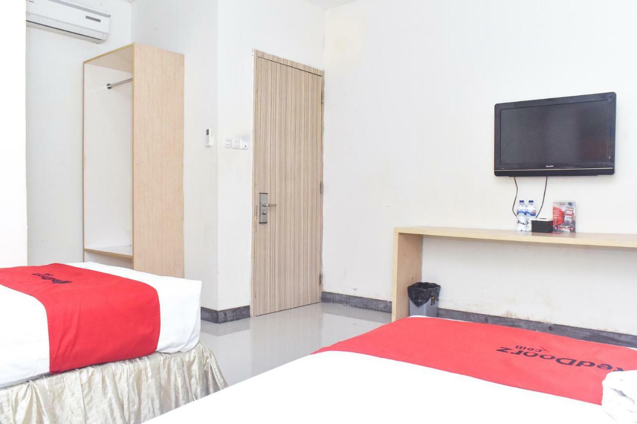 Reddoorz Plus Near Sultan Hasanuddin Airport Otel Makassar Dış mekan fotoğraf