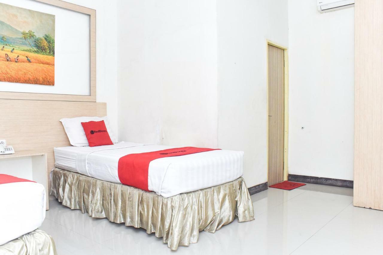 Reddoorz Plus Near Sultan Hasanuddin Airport Otel Makassar Dış mekan fotoğraf