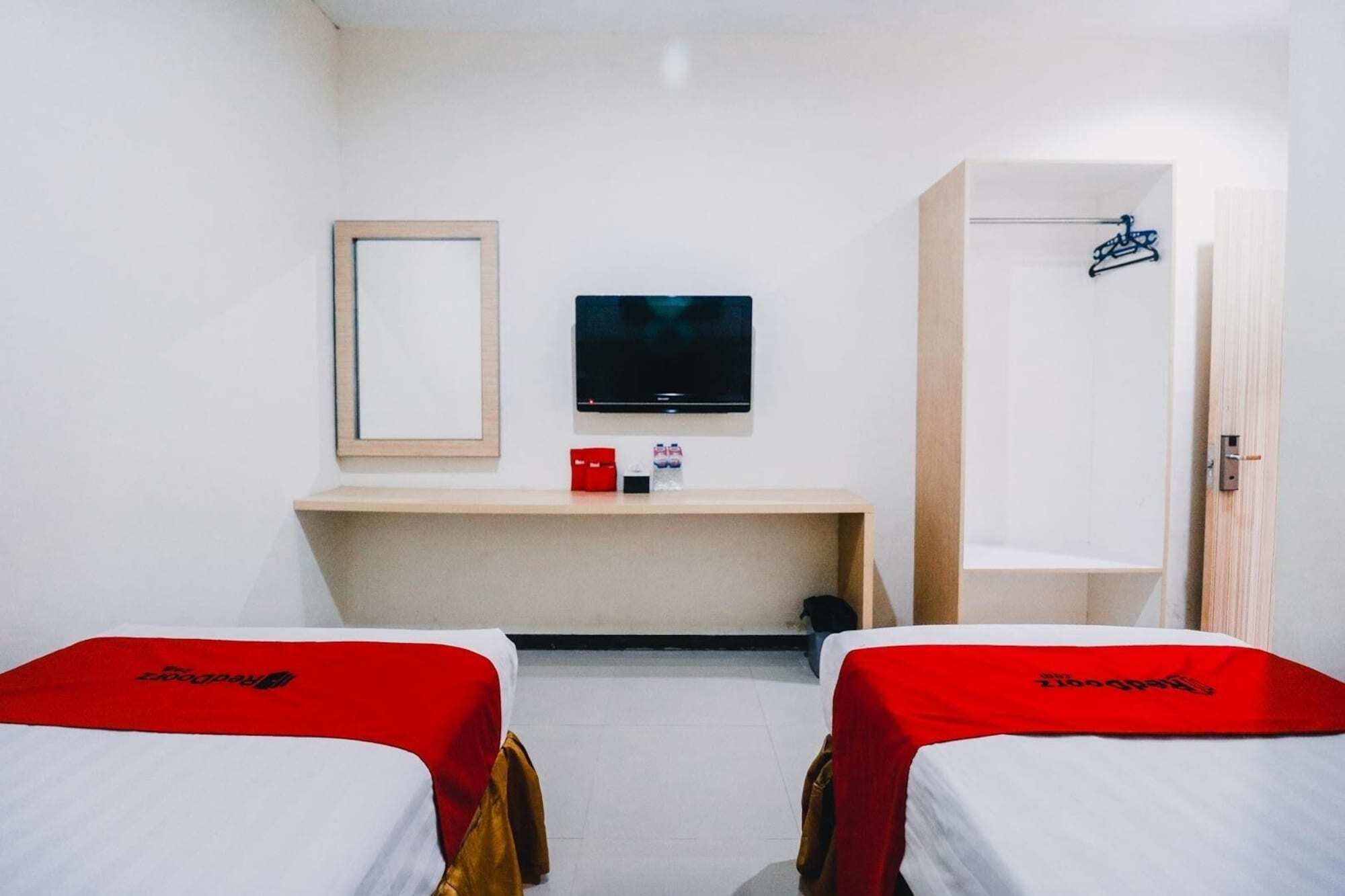 Reddoorz Plus Near Sultan Hasanuddin Airport Otel Makassar Dış mekan fotoğraf